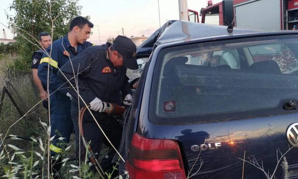 Τροχαίο - σοκ στην Κόρινθο: Αυτοκίνητο «καρφώθηκε» σε κολόνα